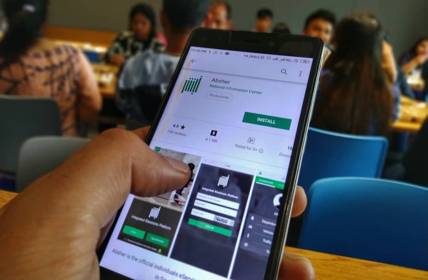  smartphone con la aplicación Absher Mobile instalada en un teléfono móvil