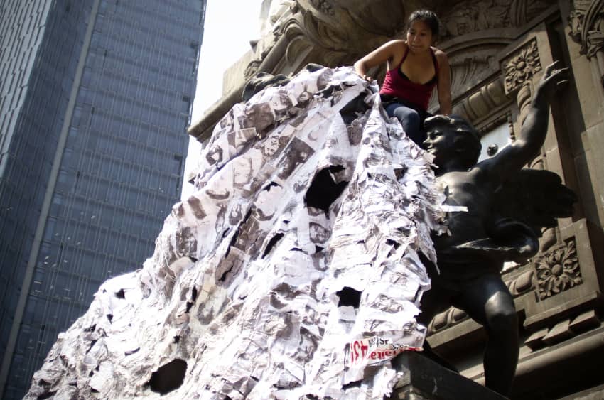 Mural con retratos de personas desaparecidas