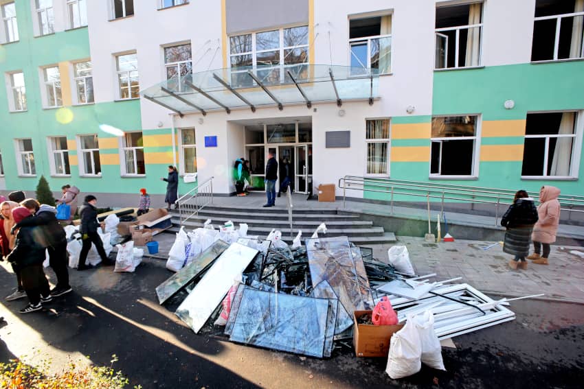 Escuela destruida en Ucrania. la máquina de propaganda rusa en la educación ucraniana