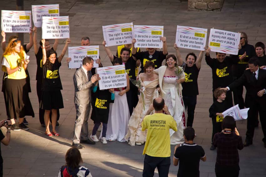 Activistas de Amnistía Internacional reivindican el derecho al matrimonio igualitario con una performance de boda y pancartas por la igualdad LGBTIQ+