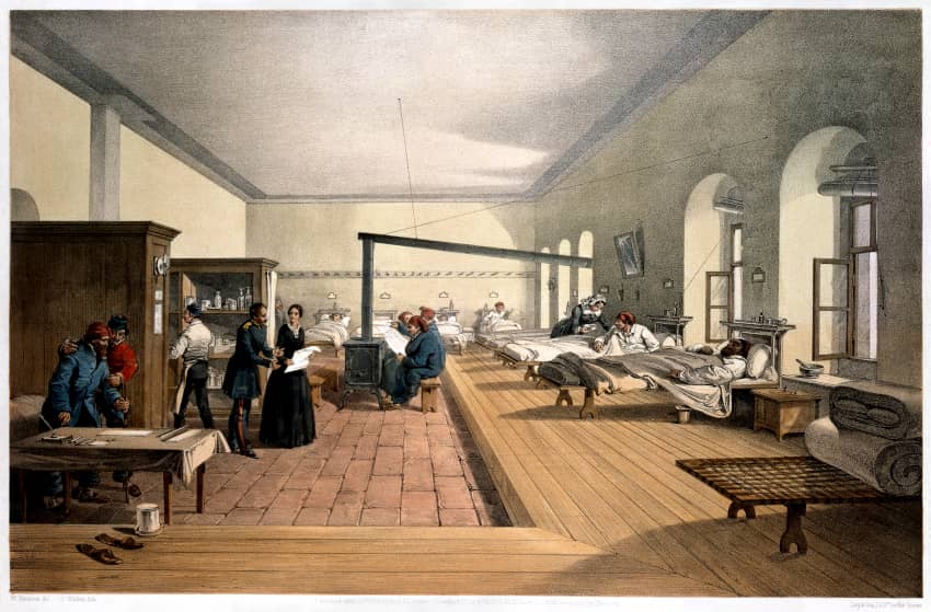 Sala del hospital de Scutari donde trabajó Florence Nightingale, representada en una litografía de 1856.