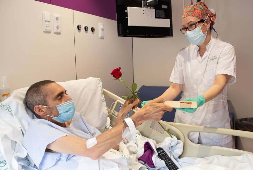 Una enfermera regala una rosa a un paciente en una cama de hospital el día de Sant Jordi en Barcelona, España. El Día Internacional de la Enfermera se celebra en todo el mundo el 12 de mayo, en honor del cumpleaños de Florence Nightingale