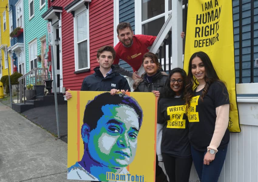 Activistas de Amnistía Internacional piden la libertad de Ilham Tohti