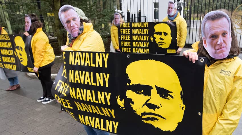 Acto de Amnistía Internacional pidiendo la puesta en libertad de Navalny. La persecución de disidentes en Rusia