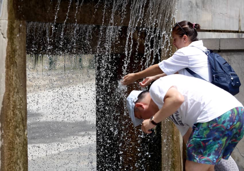 Una pareja se refresca en plena ola de calor