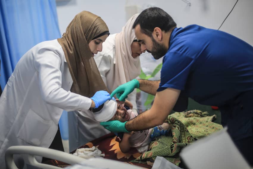 Personal sanitario de Gaza atendiendo a las personas heridas
