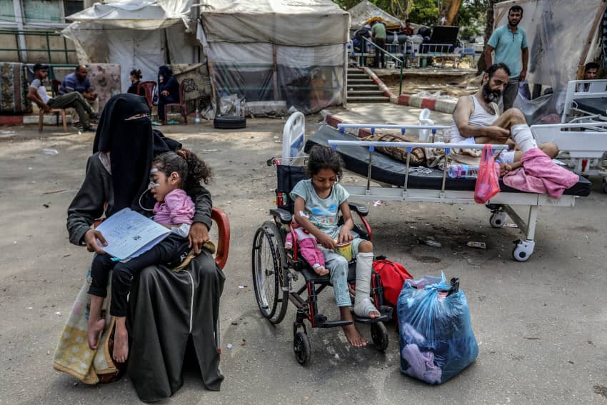 Las personas heridas son evacuadas de un hospital de Gaza