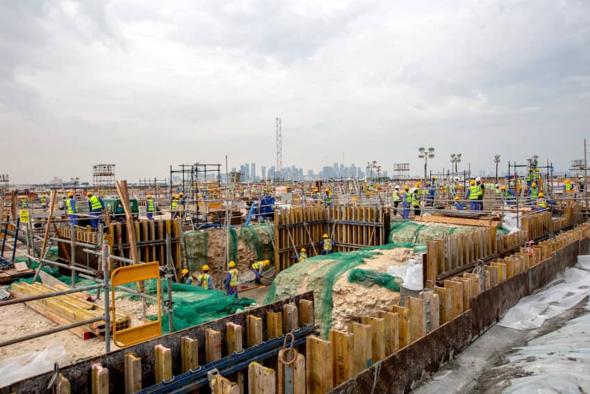 Obras de construcción en Qatar. Muchos trabajadores migrantes son explotados laboralmente en Qatar