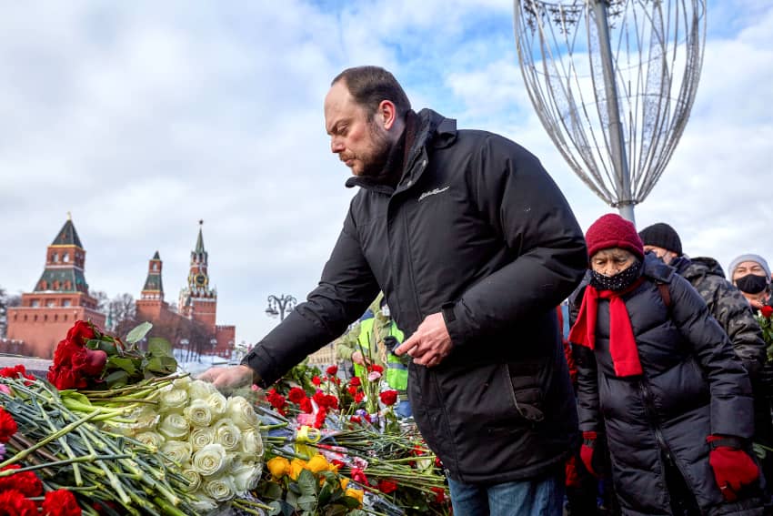 El político opositor Vladimir Kara-Murza depositando flores. Opositores en la mira en la Rusia de Putin