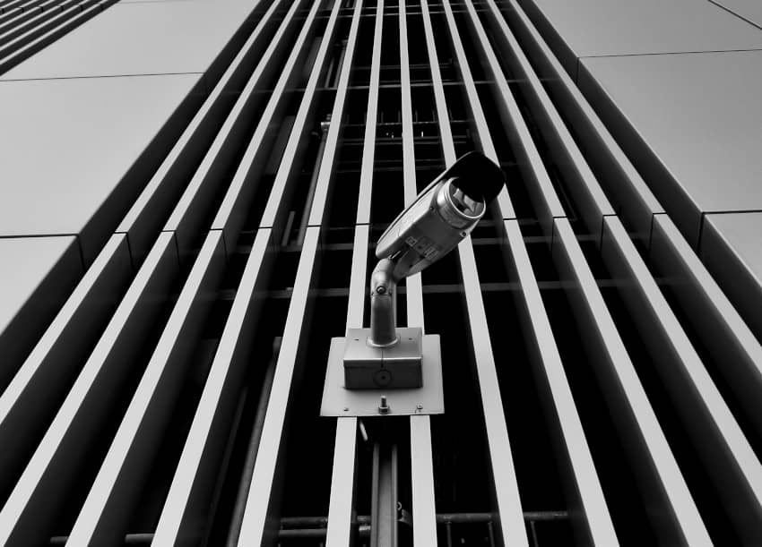 Imagen de una cámara de vigilancia. La lucha contra la discriminación algorítmica: un llamado a la transparencia