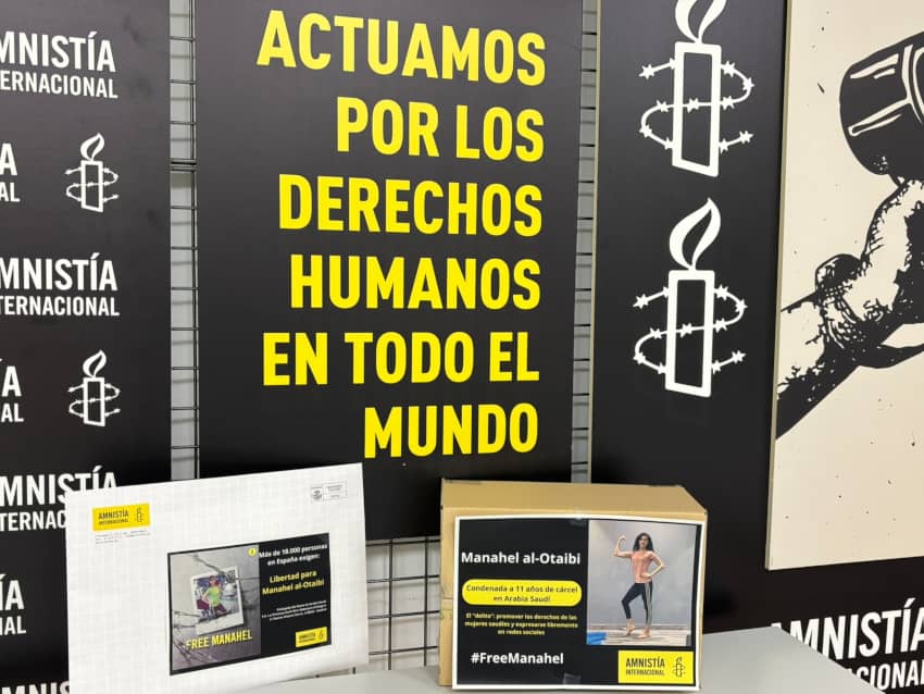 Cajas con firmas en apoyo a Manahel al-Otaibi, preparadas en la sede de Amnistía Internacional para su entrega en la Embajada de Arabia Saudí.
