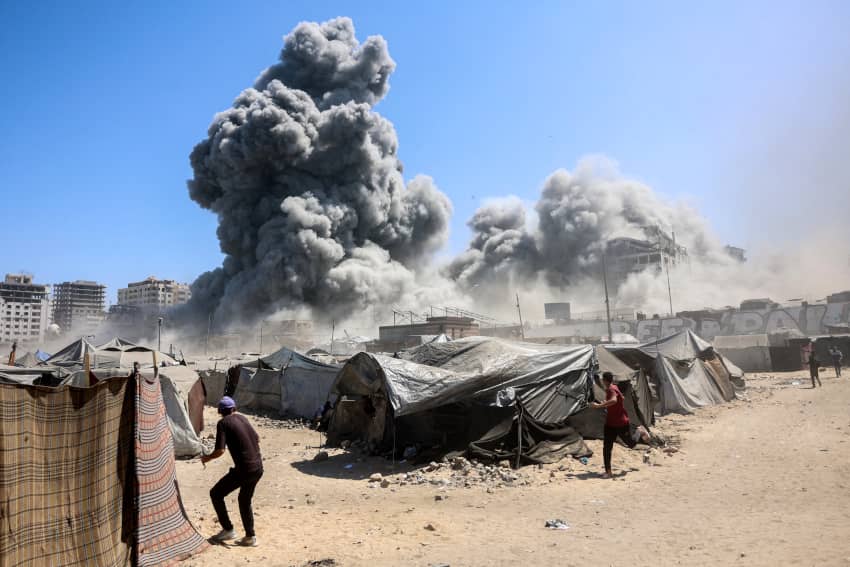 Humo tras bombardeos israelíes sobre torres residenciales en Gaza, septiembre de 2025.