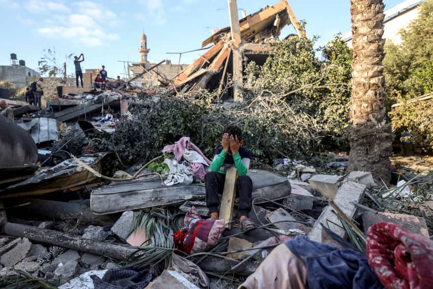 Niño palestino sentado entre los escombros de una casa destruida en Nuseirat, Gaza, octubre de 2025.