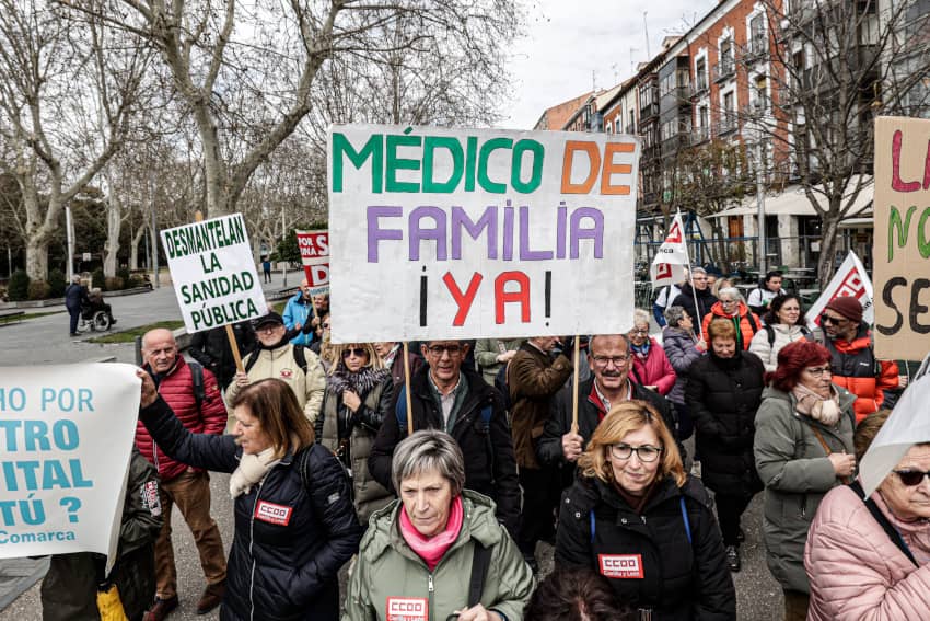 Miles de personas se manifiestan en defensa de la sanidad pública en las calles de Valladolid