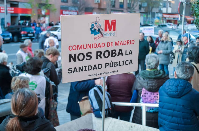 Los residentes del barrio de Carabanchel en Madrid protestan contra el cierre de los servicios de urgencias de atención primaria en el Centro de Salud de Abrantes.