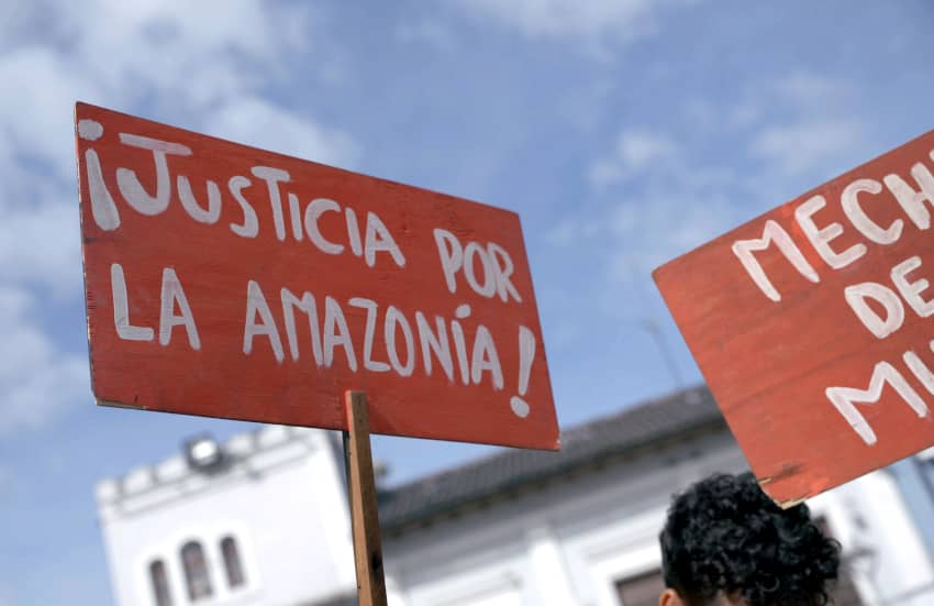 Grupo de niñas y adolescentes indígenas de la Amazonía ecuatoriana, conocidas como Guerreras por la Amazonía, organizadas en defensa de sus comunidades contra la contaminación de los mecheros de gas utilizados en la extracción petrolera.