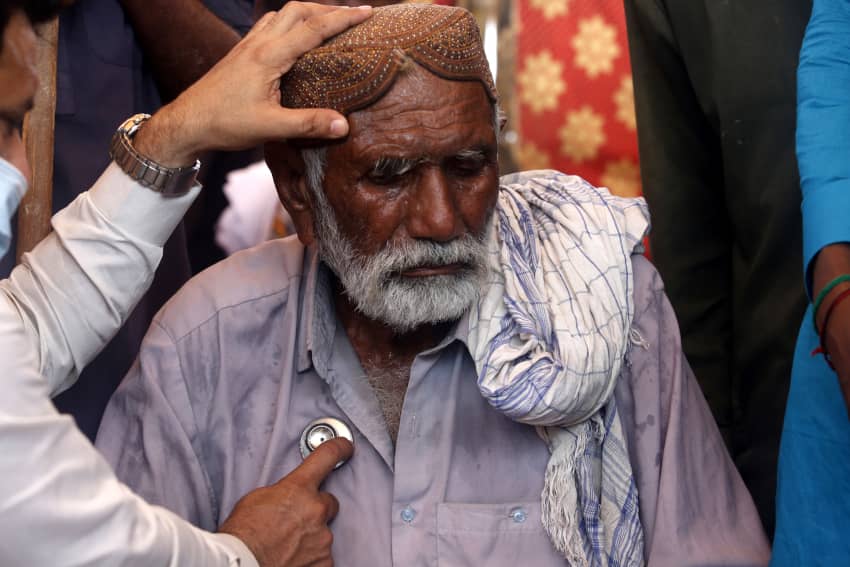 Hombre mayor recibiendo un chequeo médico, afectado por una enfermedad vinculada a inundaciones provocadas por fenómenos climáticos extremos en 2024.
