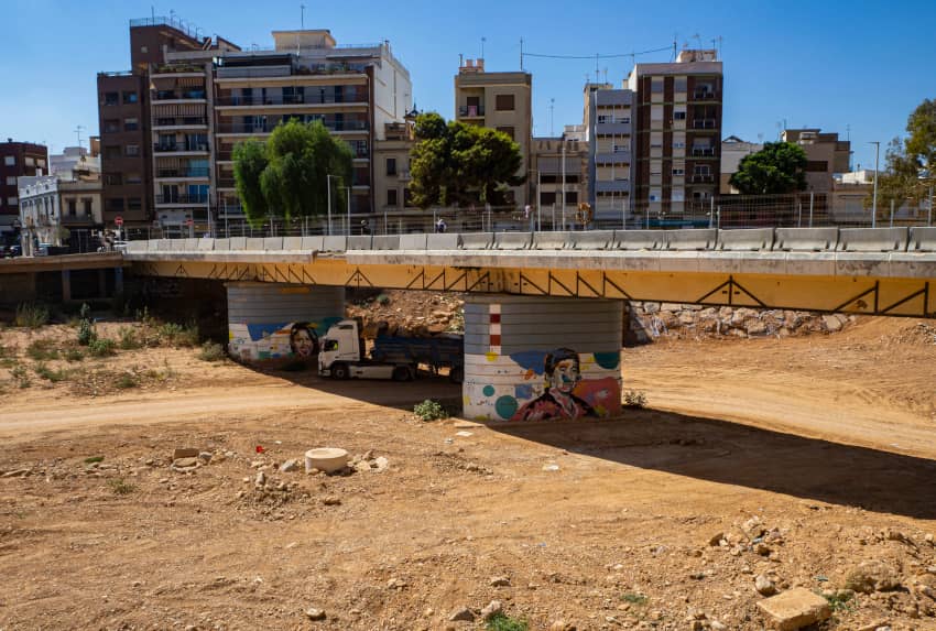 Barranco del Poyo en Paiporta con viviendas cercanas al cauce, donde las comunidades más vulnerables sufrieron el mayor impacto de la DANA.