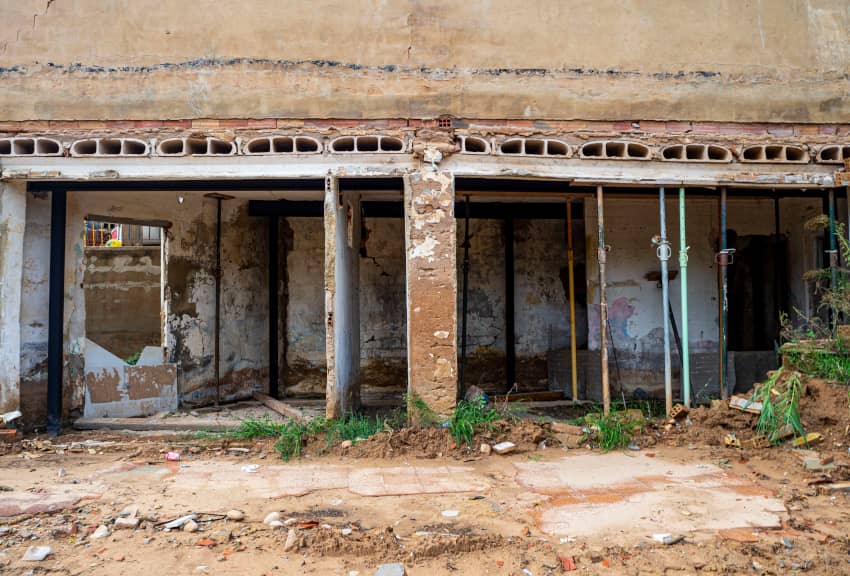 Fachada dañada de una vivienda en el barrio del Xenillet, Torrent, tras las inundaciones de la DANA.