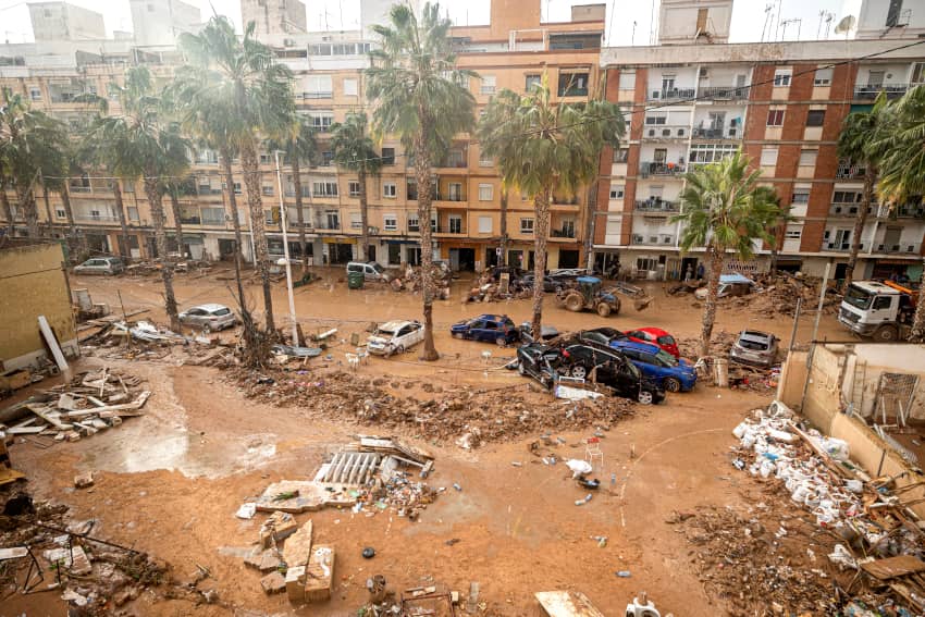 Calle de Torrent cubierta de barro y coches dañados tras las inundaciones de la DANA de 2024 en la Comunidad Valenciana.