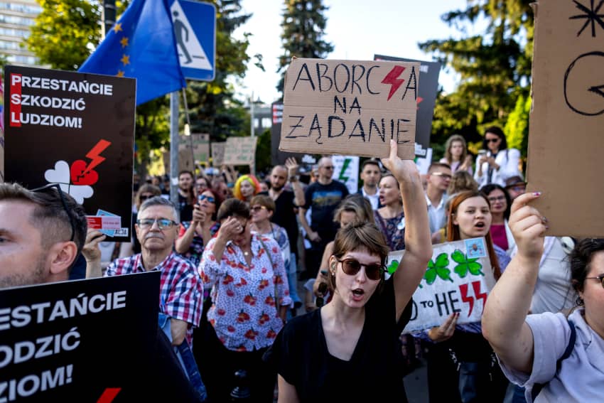protesta frente al Parlamento polaco en Varsovia
