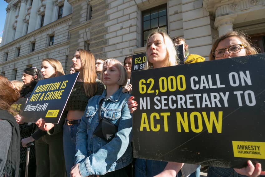 Mujeres con maletas marchan en Westminster simbolizando a quienes viajan desde Irlanda del Norte para abortar