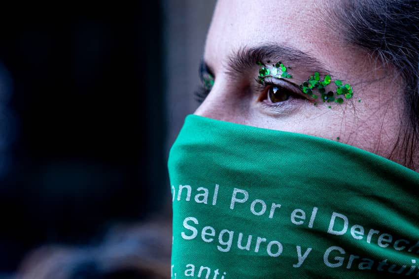 Mujer con pañuelo verde durante una manifestación por el derecho al aborto en Madrid