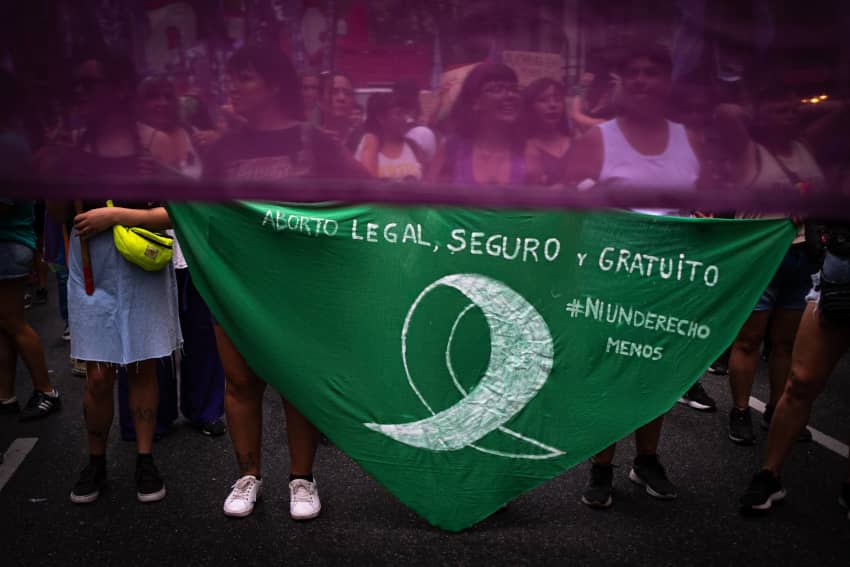 Mujeres con pañuelos verdes realizan una performance durante la marcha del 8M en Buenos Aires