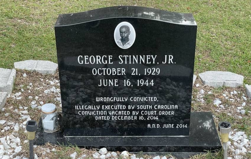 Lápida de George Stinney Jr., adolescente afroamericano ejecutado a los 14 años en 1944 en Carolina del Sur y exonerado décadas después.