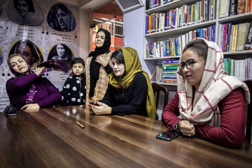 Mujeres afganas en la biblioteca San Library de Kabul, creada como espacio de resistencia cultural frente a la censura talibán de libros escritos por mujeres.