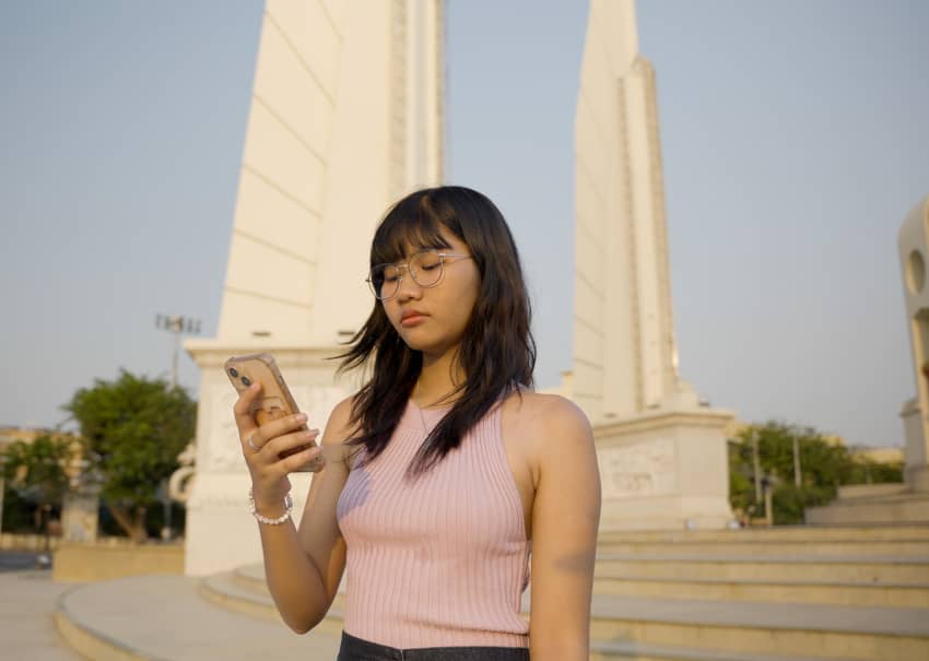 Imagen de Nitchakarn Rakwongrit mirando el móvil