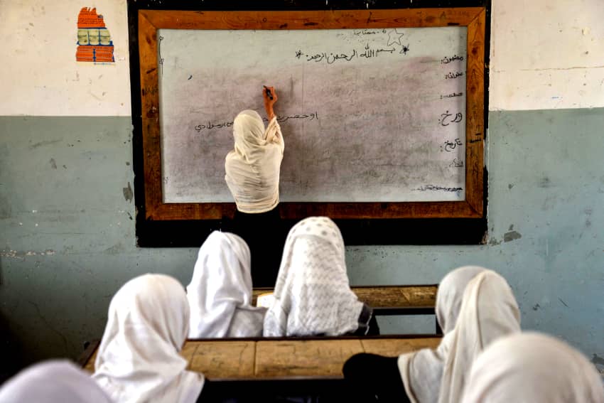 Niñas afganas en clase en una escuela primaria de Kabul, antes de la prohibición de la educación secundaria por parte de los talibanes.