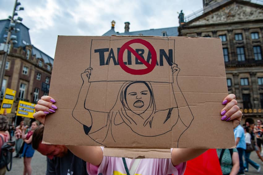 Manifestante sostiene una pancarta de protesta contra los talibanes en una concentración en el quinto aniversario de la toma de Kabul. 