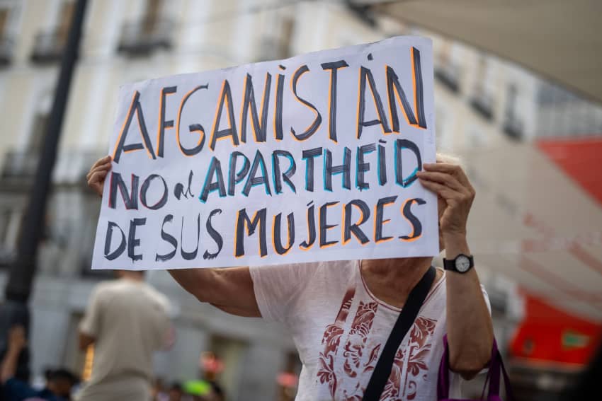 Manifestante sostiene en Madrid un cartel que denuncia el “apartheid de género” de los talibanes hacia las mujeres afganas.