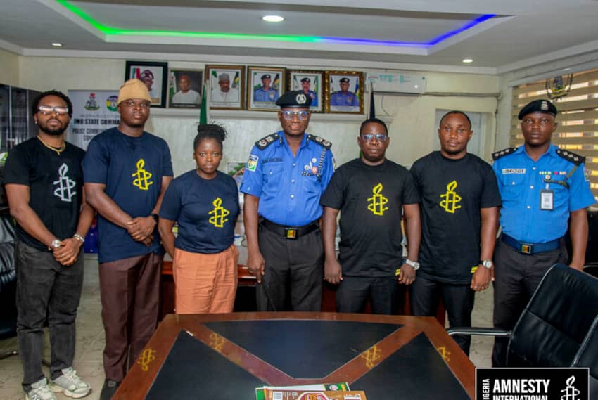 Representantes de Amnistía Internacional Nigeria se reúnen con autoridades para abordar denuncias de violaciones de derechos humanos.