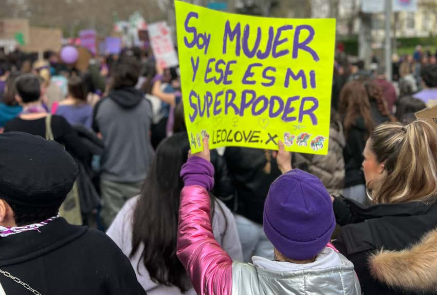Mujeres manifestándose el 8M con un cartel que afirma “Soy mujer y ese es mi superpoder” en una marcha contra la violencia machista.