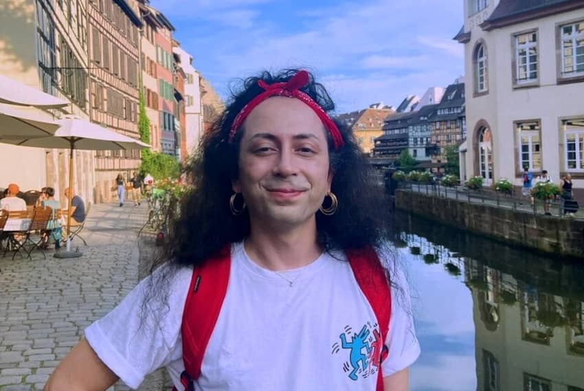 Defne Güzel, activista por los derechos LGBTI+, posa junto a un canal en Estrasburgo tras su absolución judicial.