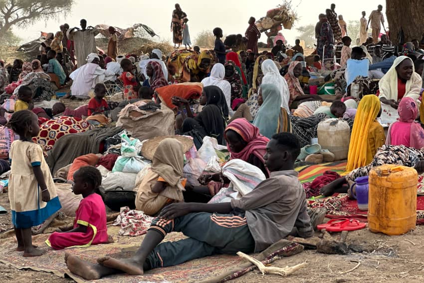 Personas desplazadas descansan en un campamento improvisado cerca de Tawila, en Darfur occidental, después de huir del campo de Zamzam durante la guerra en Sudán.