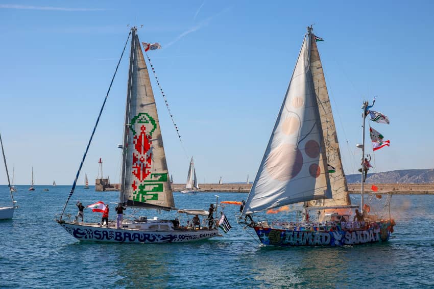 Embarcaciones de la flotilla internacional con banderas palestinas navegando hacia Gaza desde Marsella