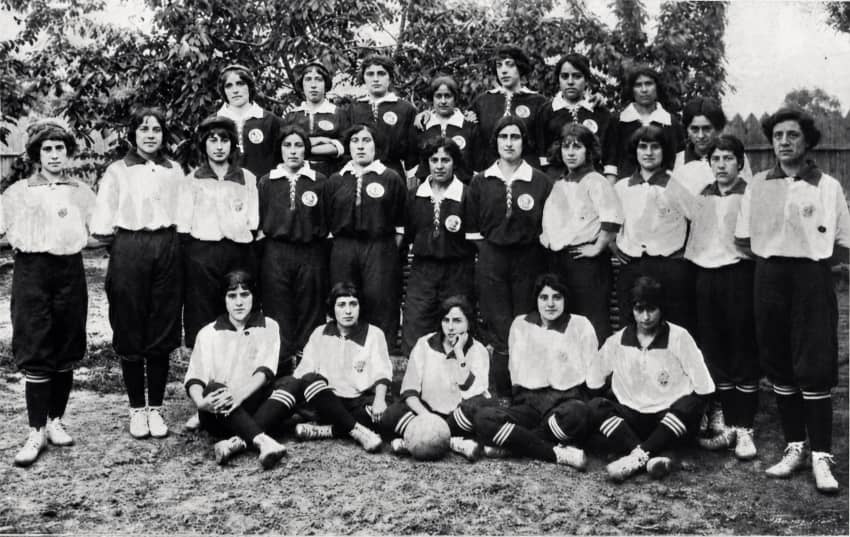 Equipo femenino de fútbol posa para una fotografía de grupo en España en 1914, una de las imágenes más antiguas conservadas del fútbol practicado por mujeres.