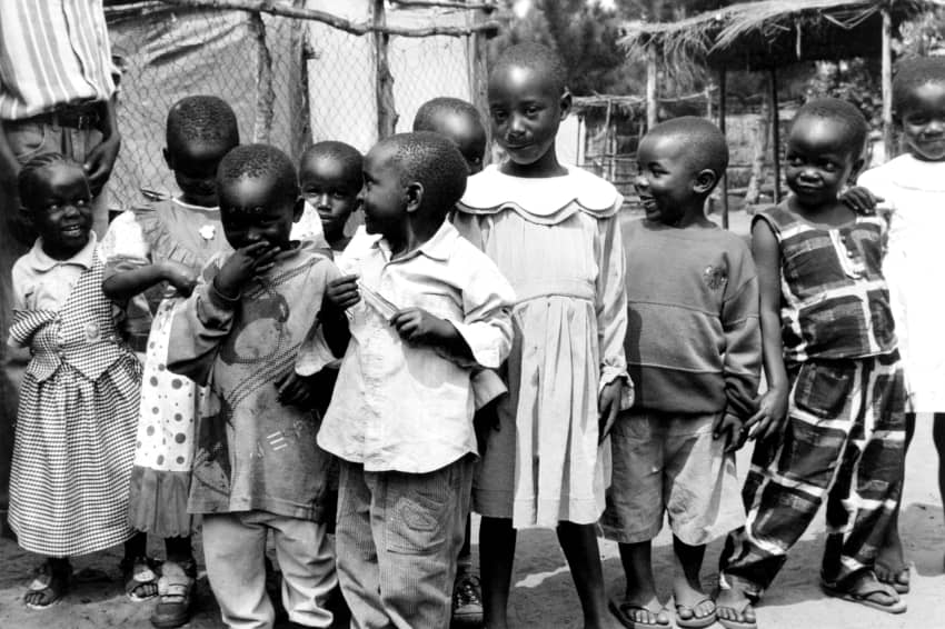 Niños y niñas refugiados tras el genocidio de Ruanda de 1994