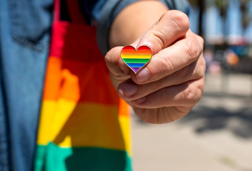 Pin arcoíris como símbolo contra la homofobia y en apoyo a los derechos LGBTIQ+