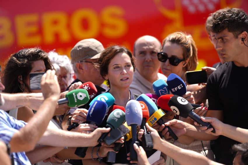 Isabel Díaz Ayuso atiende a los medios durante el seguimiento de los incendios forestales en la Comunidad de Madrid.