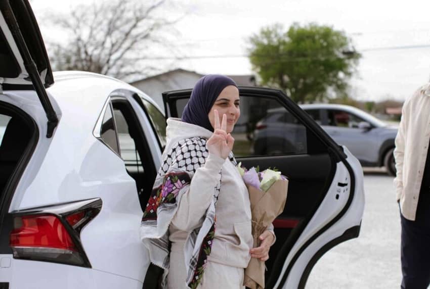 Leqaa Kordia saluda tras reunirse con su familia después de recuperar la libertad en Estados Unidos.
