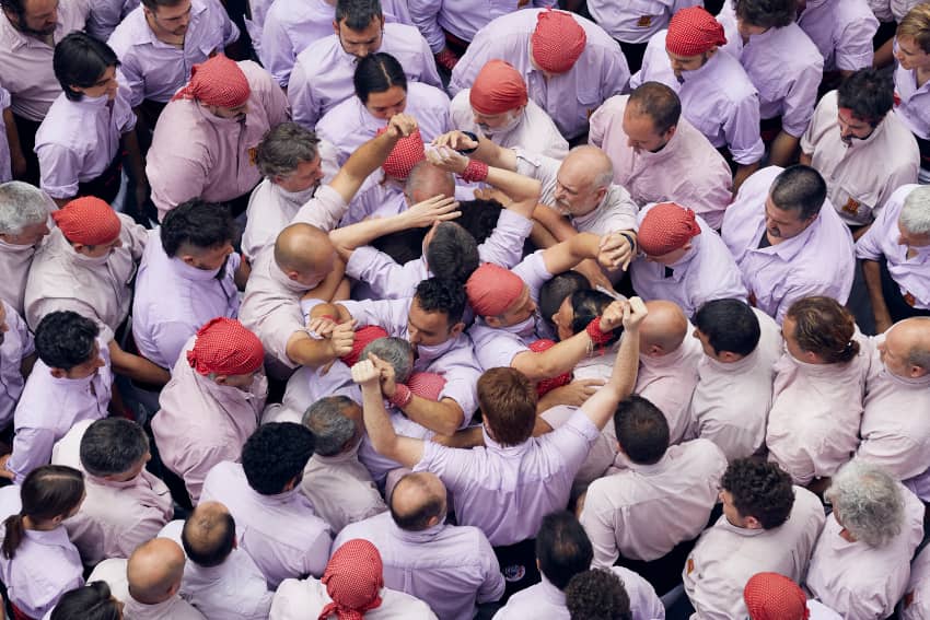 Castellers formando una pinya, metáfora de la importancia de la comunidad y la igualdad.