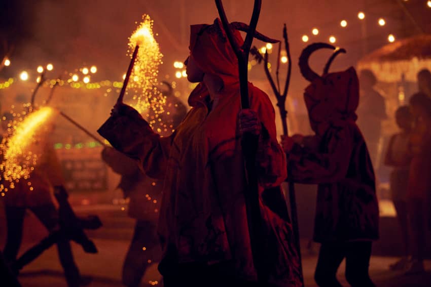 Escena nocturna de la serie Pubertat, centrada en la adolescencia y la construcción de la identidad.