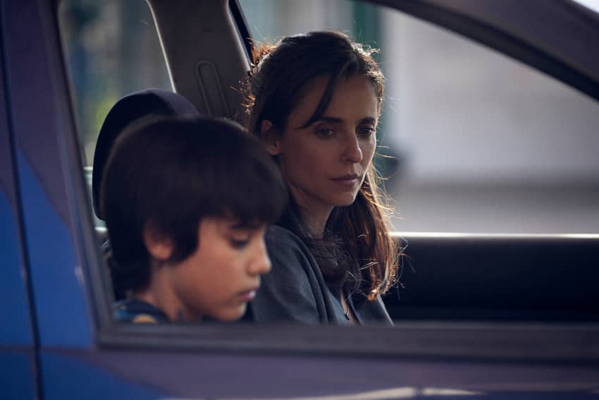 Escena de Pubertat con Leticia Dolera y un adolescente abordando la salud mental y la violencia sexual.