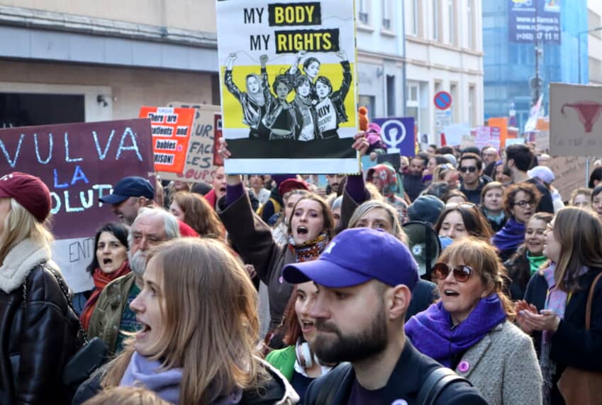 Manifestación en favor de los derechos sexuales y reproductivos durante una movilización por el derecho al aborto en Europa.