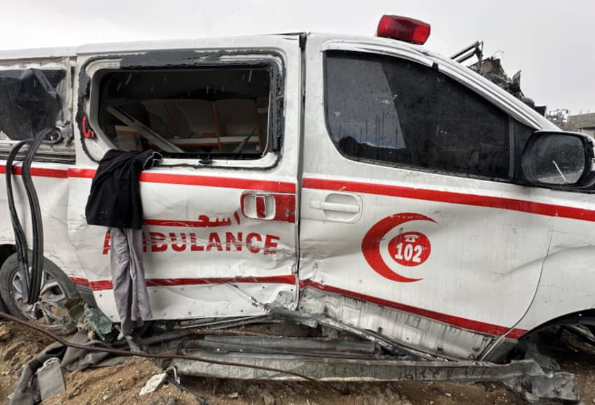 Ambulancia dañada entre escombros en Beit Lahia, al norte de Gaza, tras meses de conflicto armado.
