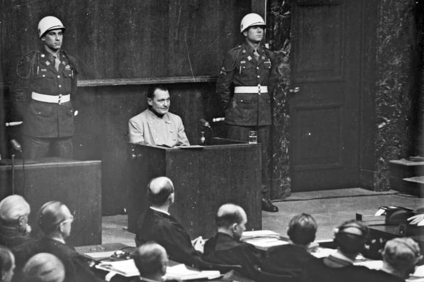 Hermann Göring en el banquillo de los acusados durante los Juicios de Núremberg